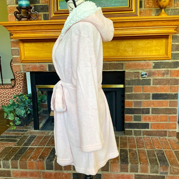Soft plush above the knee length pink robe with hood and side pockets. - Picture 2 of 5